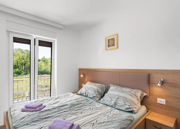 Nia With Private Pool Karigador