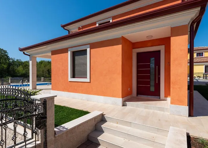 Nia With Private Pool