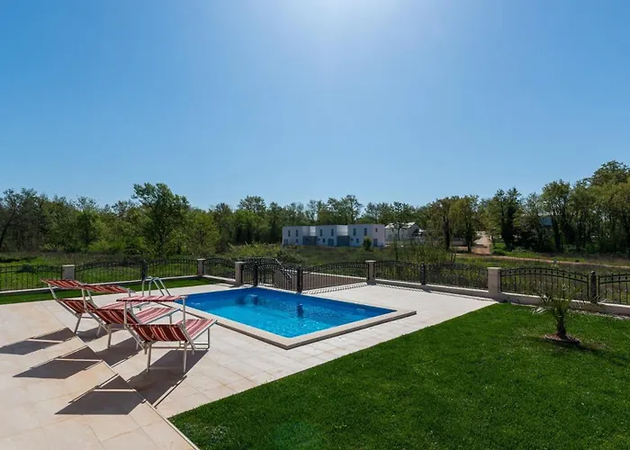 Nia With Private Pool